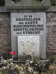 902973 Afbeelding van de steen voor de grafkelder der Aartsbisschoppelijke Geestelijkheid van Utrecht (nr. 38) in de ...